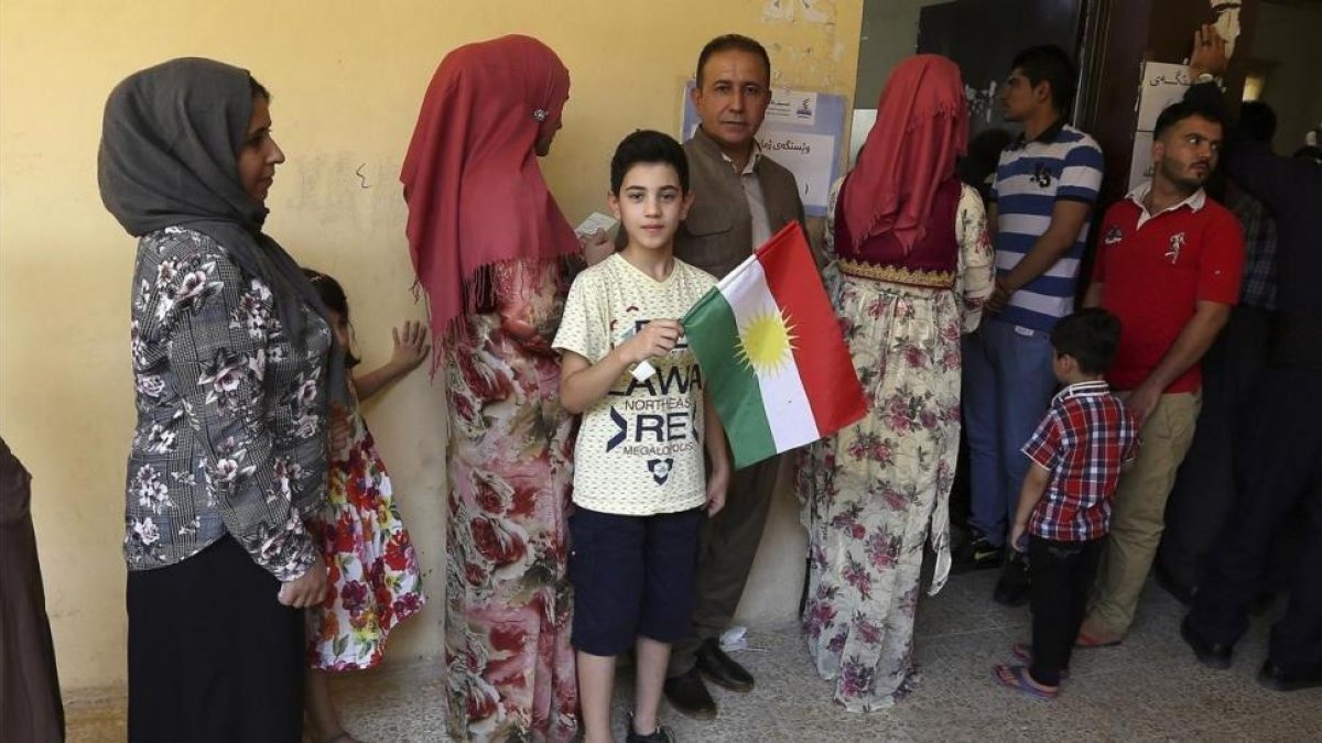 Un grupo de electores hace cola en un colegio electoral de la ciudad de Erbil-EFE / MOHAMED MESSARA