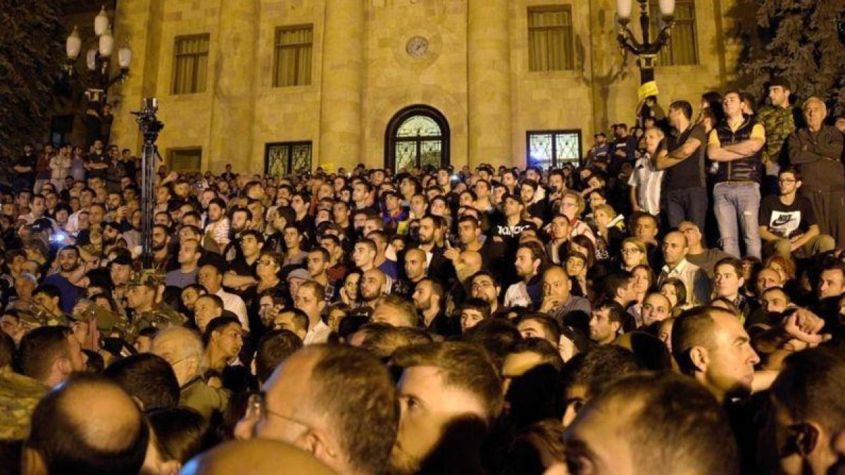 Manifestación en apoyo de de Pashinyan, el pasado 3 de octubre.-AFP / KAREN MINASYAN