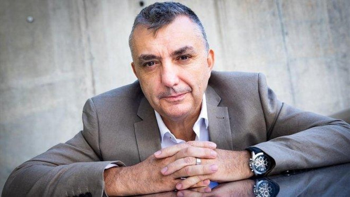 Manuel Vilas, ayer en un hotel de Barcelona.-ROBERT RAMOS