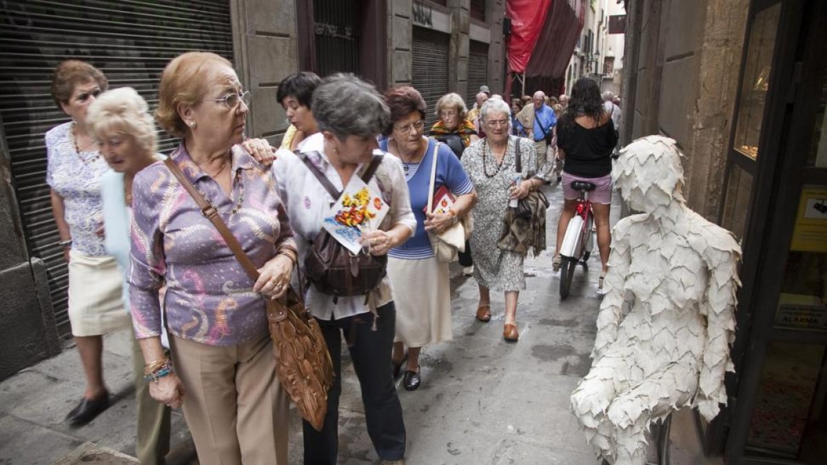 Turistas del Imserso por las calles de Barcelona.-ARCHIVO / JOAN PUIG