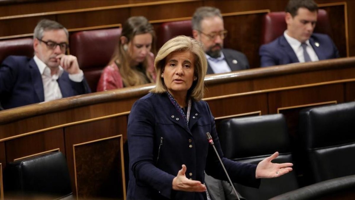 Fátima Bañez, ministra de Empleo, en el pleno del Congreso el pasado martes.-EL PERIÓDICO