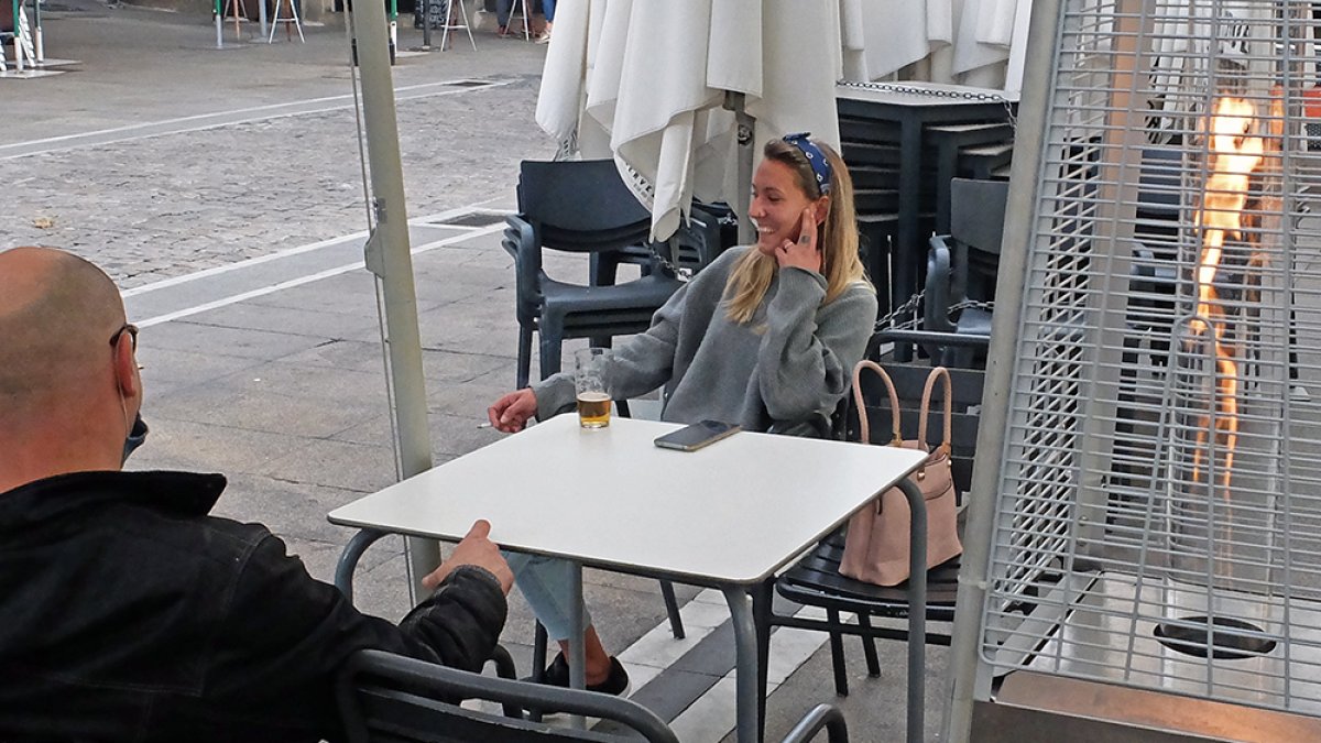 Fumando en una terraza. - Mario Tejedor
