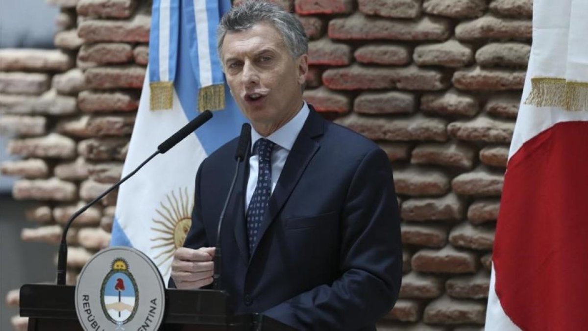 Macri pronuncia un discurso durante un almuerzo oficial con motivo de la visita del 'premier' japonés, Shinzo Abe, en Buenos Aires, el 21 de noviembre.-EFE / DAVID FERNÁNDEZ