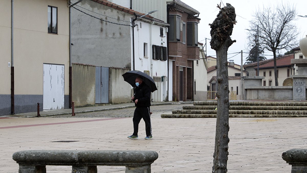 Un vecino el domingo en Quintana Redonda. LUIS ÁNGEL TEJEDOR