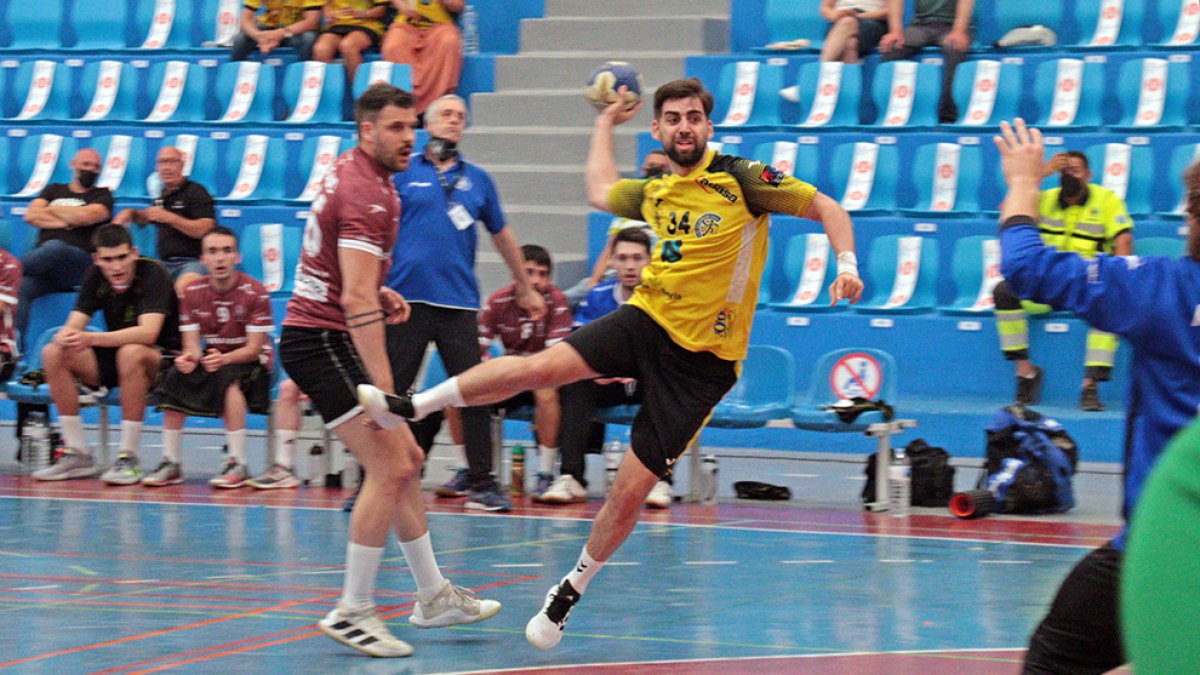El portugués Gonzalo Areias en el mano a mano con el portero del Eibar en el partido de ayer de la segunda jornada de la fase de ascenso. LANZAROTE DEPORTIVA