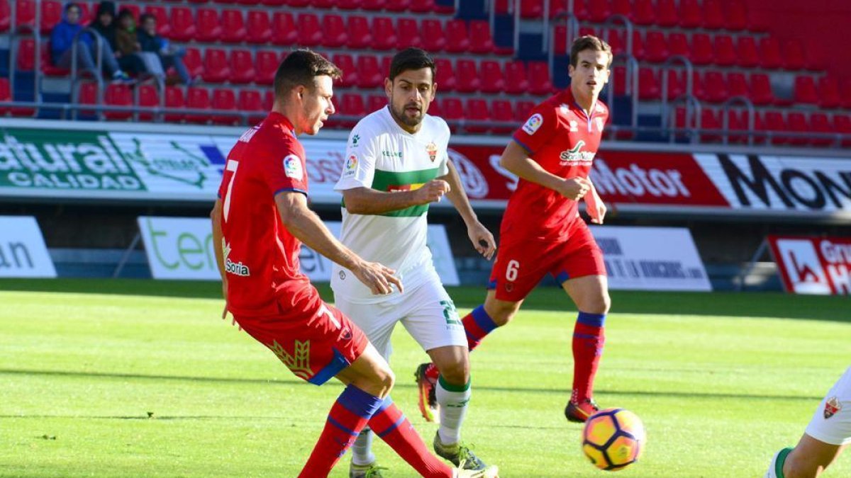 Manu del Moral e Íñigo Pérez en el encuentro de hace dos años entre el Numancia y el Elche.-HDS