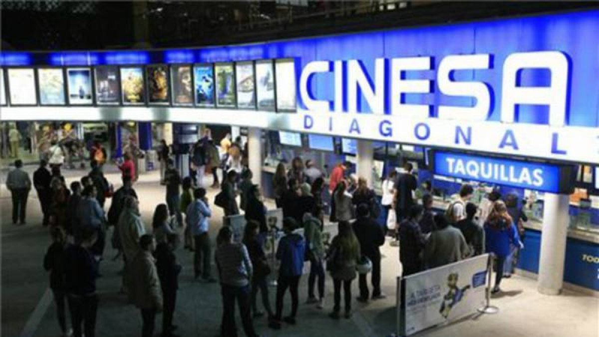Colas en el Cinesa de Diagonal en motivo de la Fiesta del Cine.-Foto: FERRAN NADEU