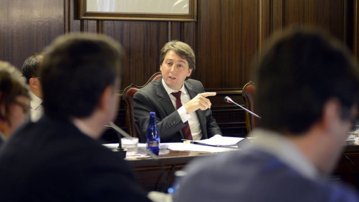 Carlos Martínez Mínguez en un Pleno del Ayuntamiento.-ÁLVARO MARTÍNEZ