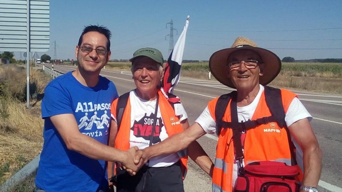Juan Antonio y Caty llegaron ayer a las 14.30 horas a Aranda de Duero y les recibieron también integrantes de A-11 Pasos Peñafiel-HDS