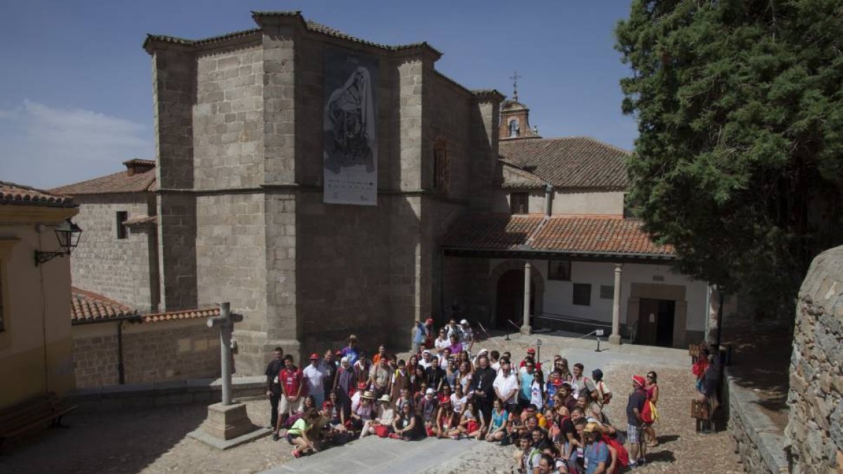 Los participantes en el Encuentro Europeo de Jóvenes visitan la Exposición 'Teresa de Jesús. Maestra de Oración' de Las Edades del Hombre. En la foto, algunos de los jóvenes frente al convento de Nuestra Señora de Gracia-Ical