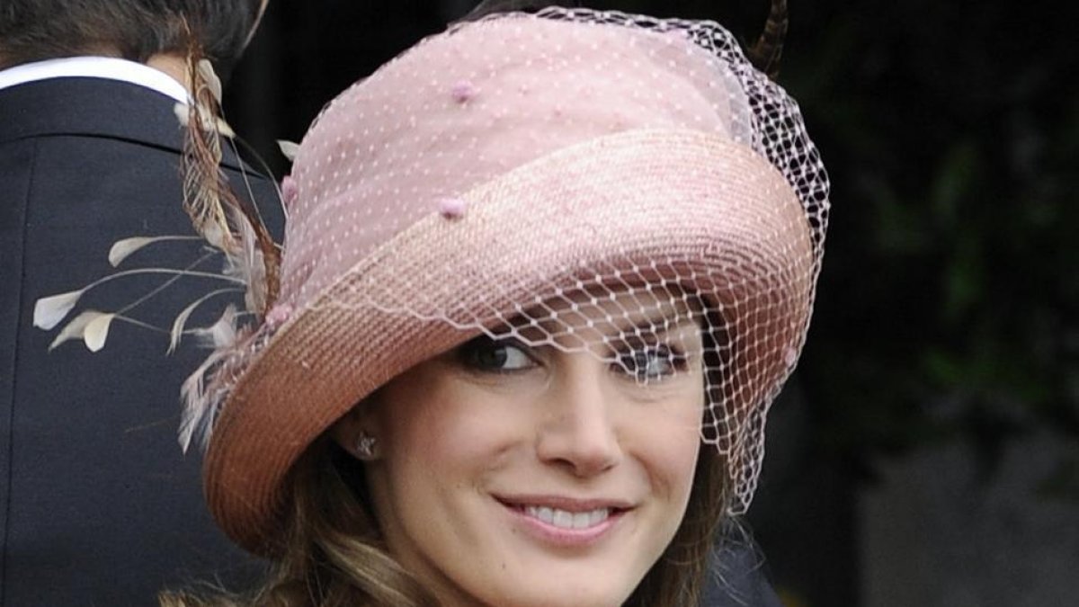 La reina Letizia sorprendió con un modelo inspirado en el estilo de los años 20, que acompañó con un sombrero de la firma vallisoletana en la boda de los Duques de Cambridge-EL MUNDO