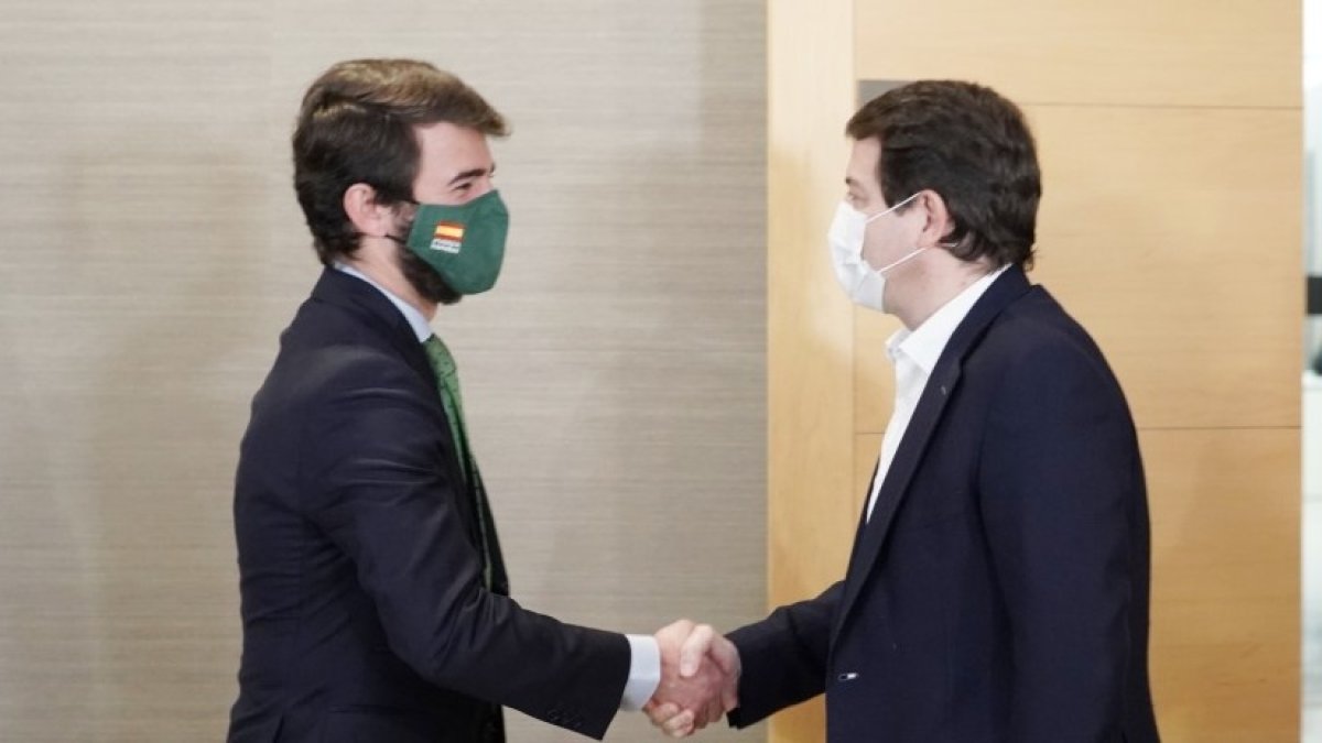 García-Gallardo y Mañueco se estrechan la mano. RUBÉN CACHO-ICAL