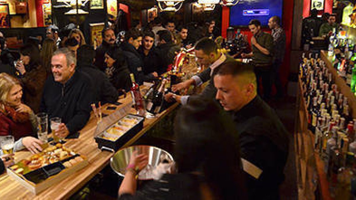 Camareros en un bar de Soria. /A.M.-