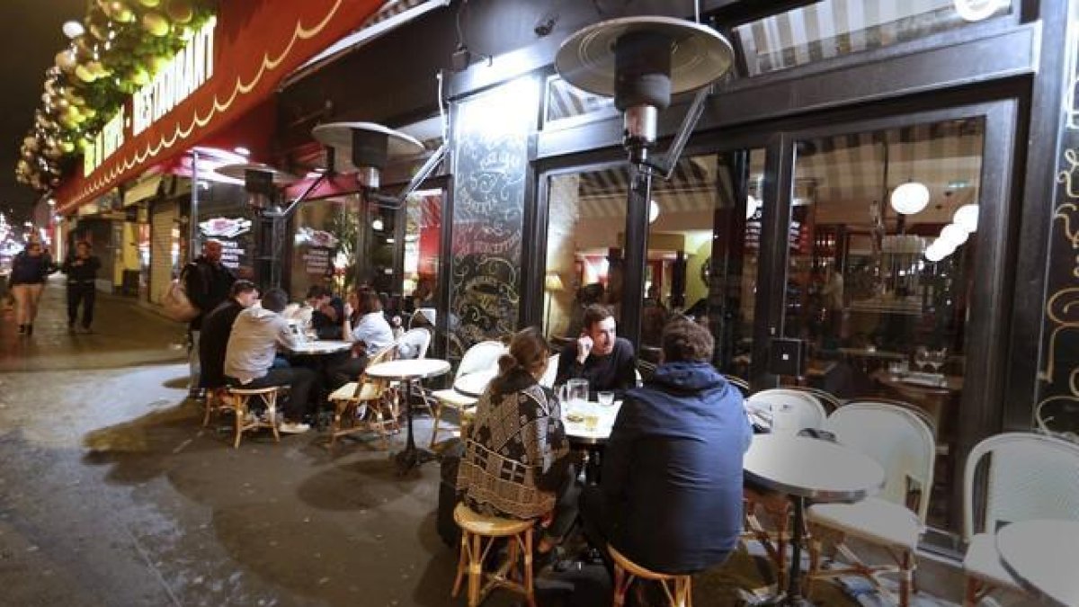 Franceses en la terraza de un restaurante, cerca de la plaza de la República, en París, el jueves.-REUTERS / JACKY NAEGELEN