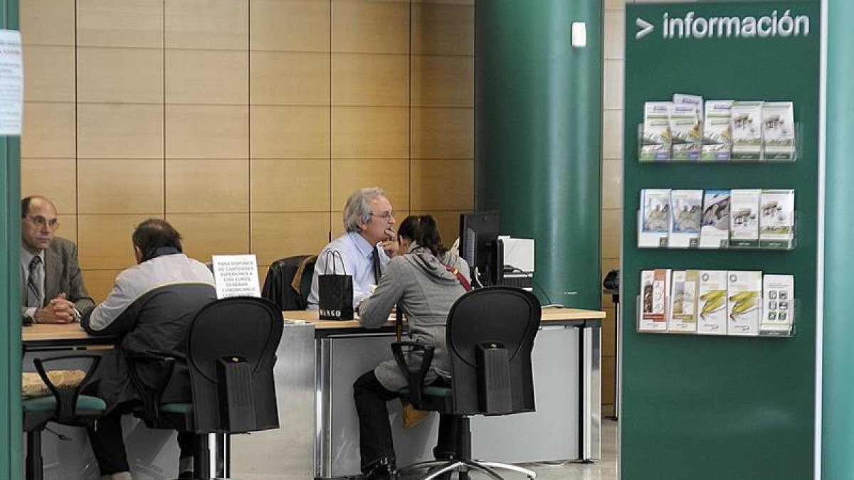 Oficina central de la Caja Rural de Soria en la capital, donde se ha venido registrando en los últimos años un incremento progresivo de depósitos. / VALENTÍN GUISANDE-