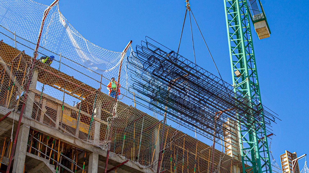 Promoción de viviendas en construcción. M. T.