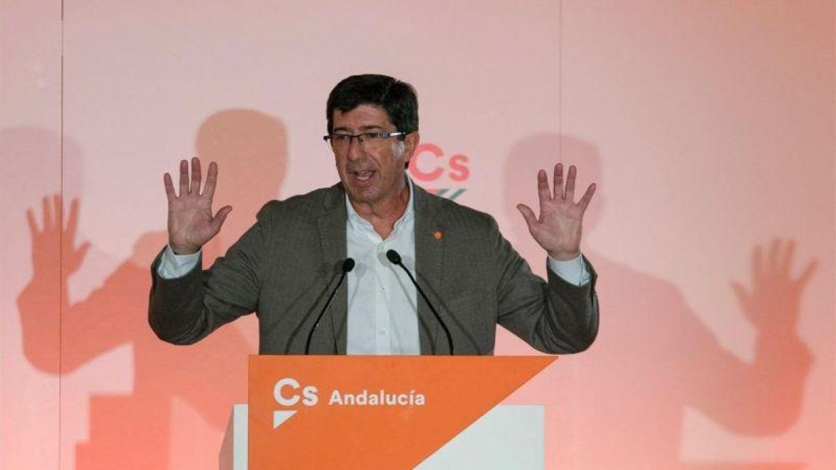 El candidato de Ciudadanos a la Junta de Andalucía, Juan Marín, en un mitin en Linares-CARLOS CID GAITÁN (EFE)