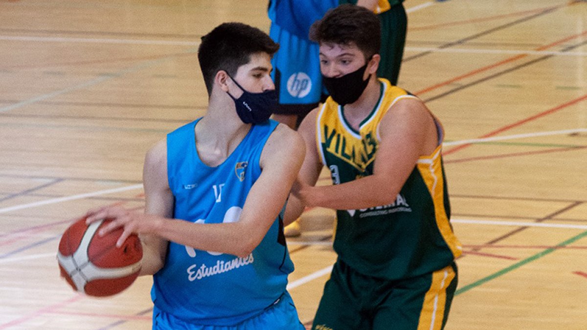 Diego Múzquiz, de azul, en un partido de la pasada temporada con el Estudiantes. HDS