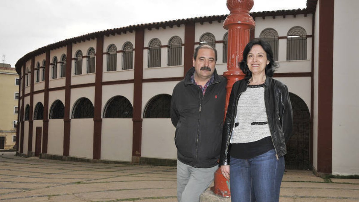 Los jurados de la cuadrilla de Santo Tomé, San Clemente y San Martín de 2013, José Antonio García y Begoña González, junto a la plaza de toros. / VALENTÍN GUISANDE-