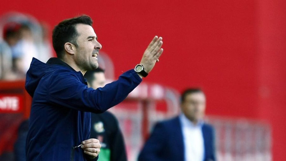 López Garai da indicaciones a sus jugadores en el choque de ayer.-Mario Tejedor