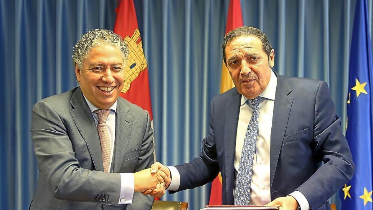 Tomás Burgos y Antonio MaríaSáez Aguado sellan el convenio suscrito ayer.-E. M.