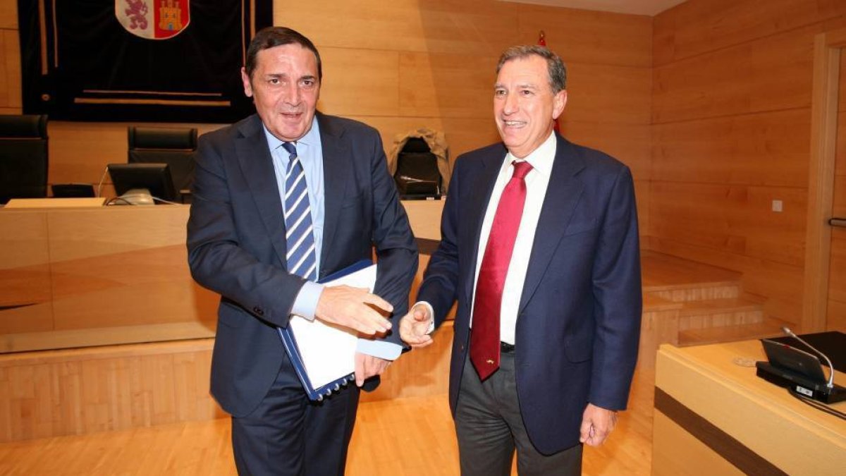 Comparecencia del consejero de Educación, Juan José Mateos, para exponer los pagos realizados a la empresa Cofely. Junto a él, el consejero de Sanidad, Antonio Sáez-Ical