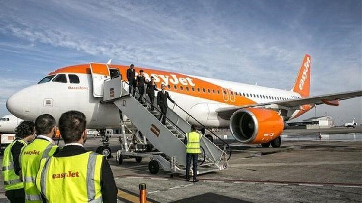 Llegada de uno de los aviones de Easyjet al aeropuerto de El Prat.-JOAN CORTADELLAS
