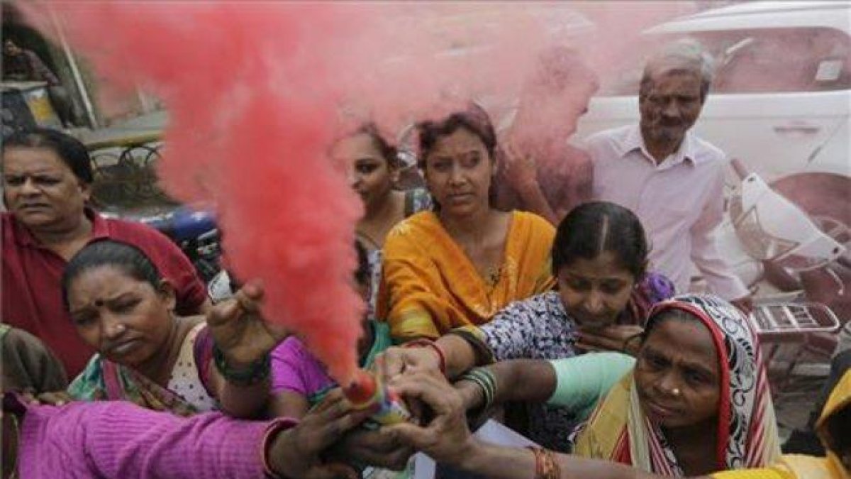 Mujeres indias celebran la muerte de cuatro sospechosos de violar y matar a una mujer en Shadnagar, el viernes 6 de diciembre del 2019, el mismo día en que falleció otra joven violada que fue quemada al ir a testificar.-AP PHOTO / AJIT SOLANKI