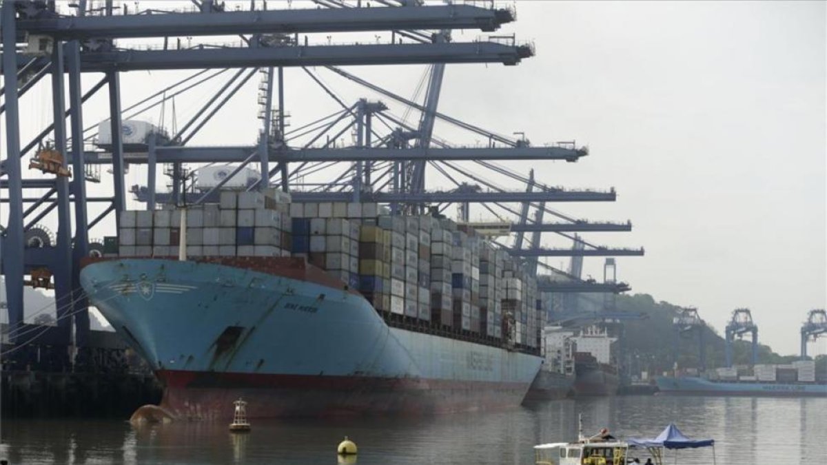 Un barco carga contenedores al lado del nuevo Canal de Panamá.-AP / ARNULFO FRANCO