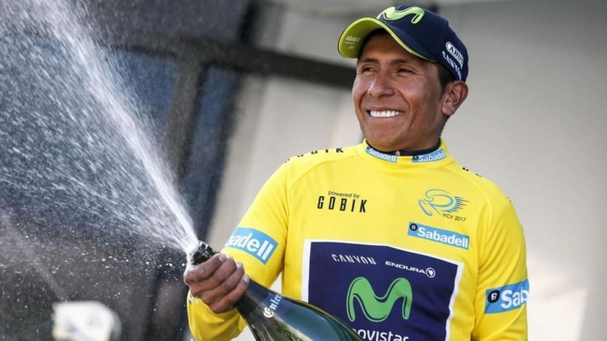 El ciclista colombiano del equipo Movistar, Nairo Quintana, celebra en el podio de Valencia su victoria en la 68ª edicion de la Volta a la Comunitat Valenciana.-EFE