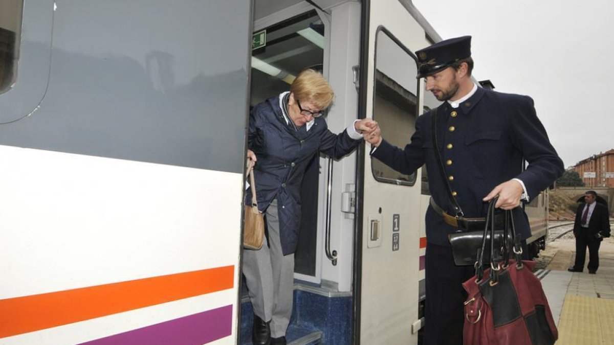 Una mujer baja del Tren Campos de Castilla de una edición anterior.-ÁLVARO MARTÍNEZ