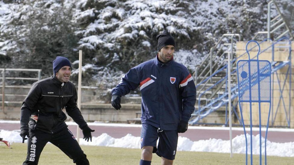 Cicinho podría tener hoy sus primeros minutos con la elástica rojilla.-ÁLVARO MARTÍNEZ