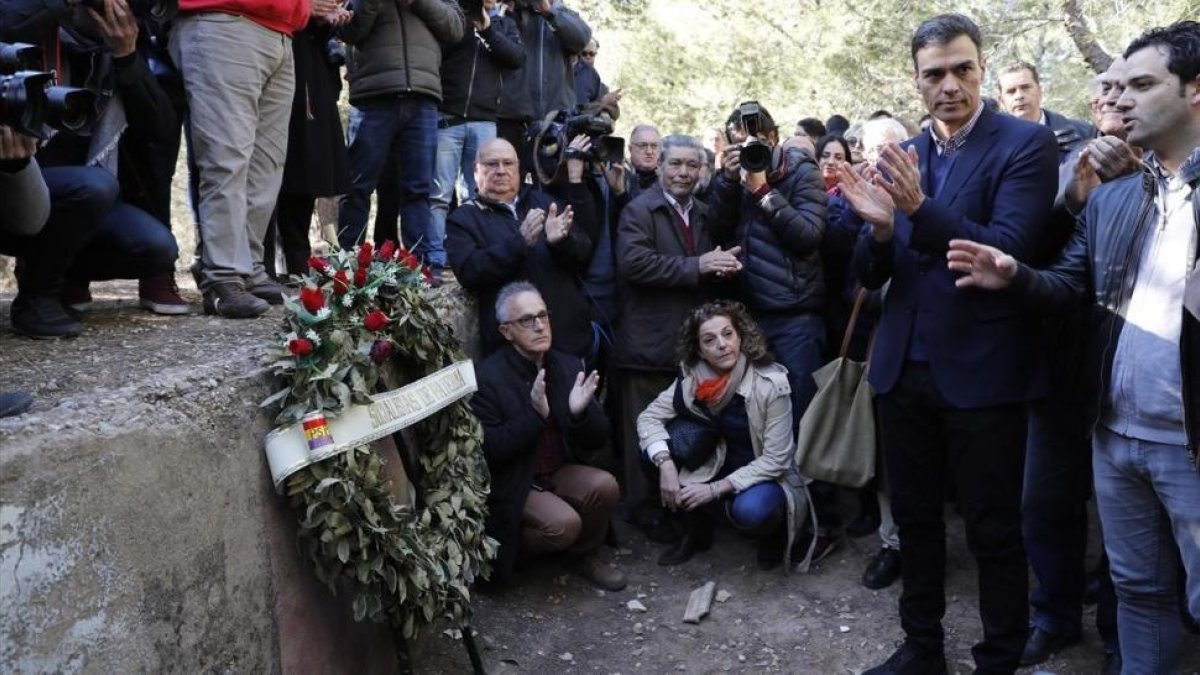 Pedro Sánchez, durante su visita a las fosas comunas del cementerio de Paterna, este lunes.-MIGUEL LORENZO