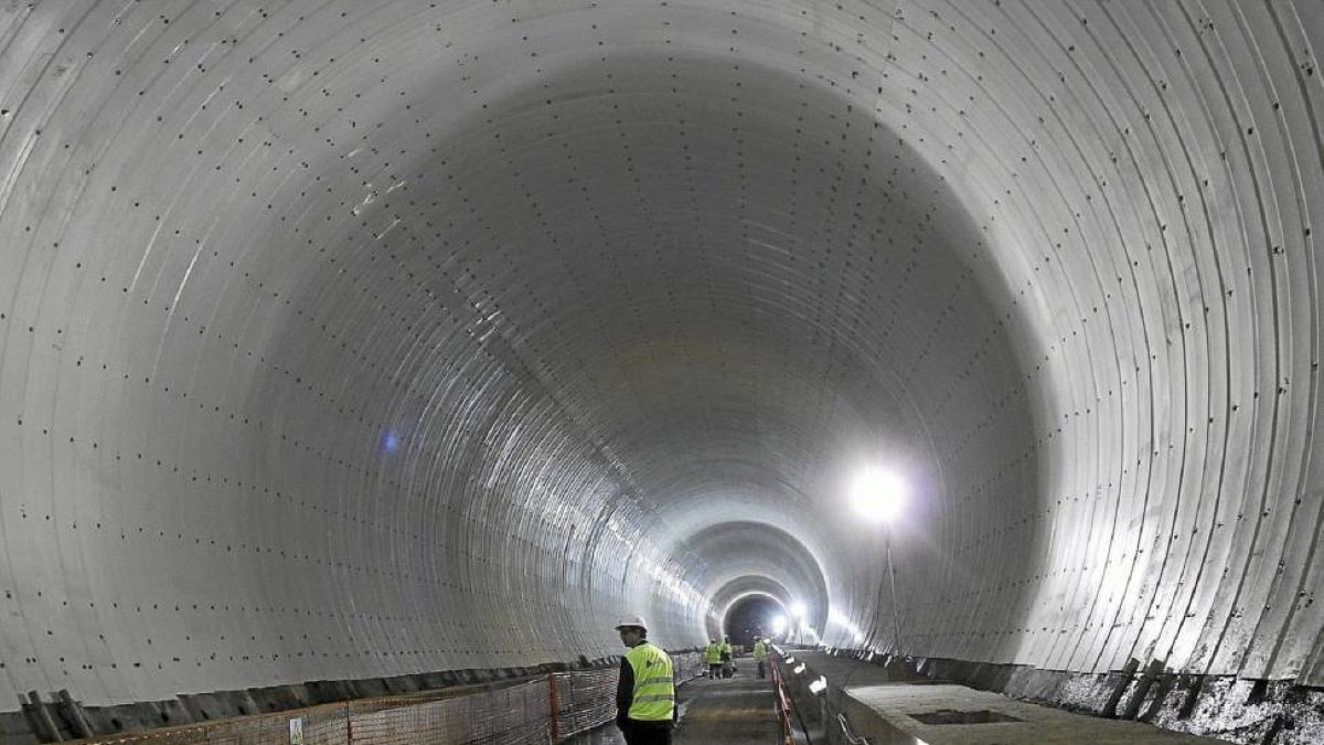 Interior de las obras de ejecución del tramo La Robla-Pola de Lena en la Línea de Alta Velocidad-Ical