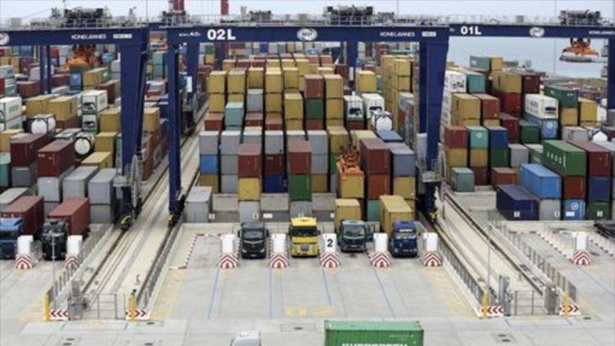 Terminal de contenedores en el puerto de Barcelona.-DANNY CAMINAL