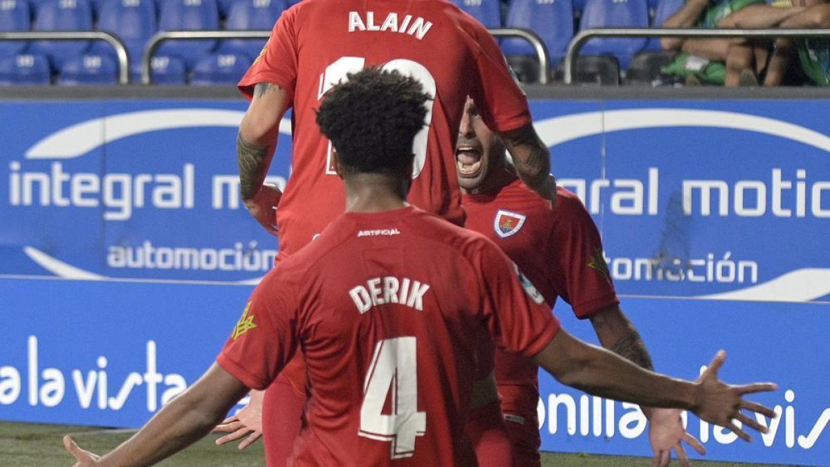 Derik marcaba el que era momentáneamente el segundo gol del Numancia en Riazor.-Área 11