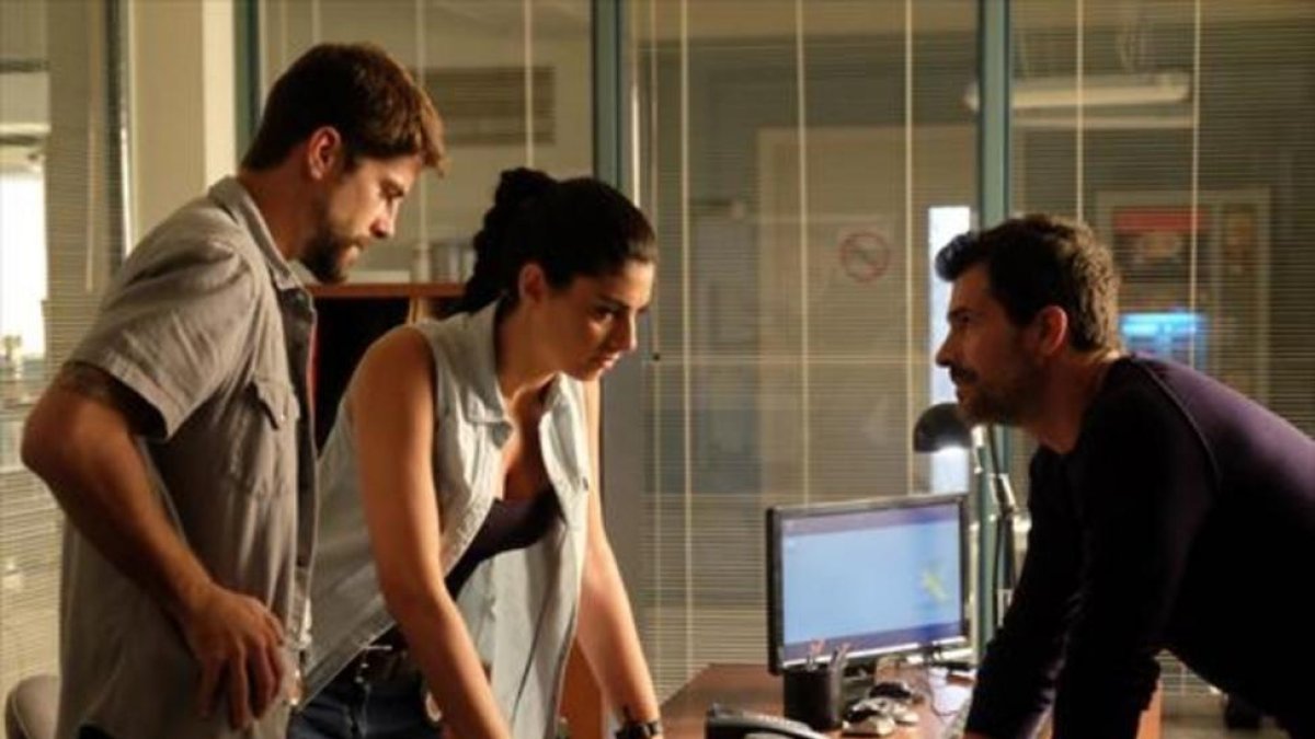 Los actores Lucho Fernández, Nya de la Rubia y Rodolfo Sancho, en la serie 'Mar de plástico'.-