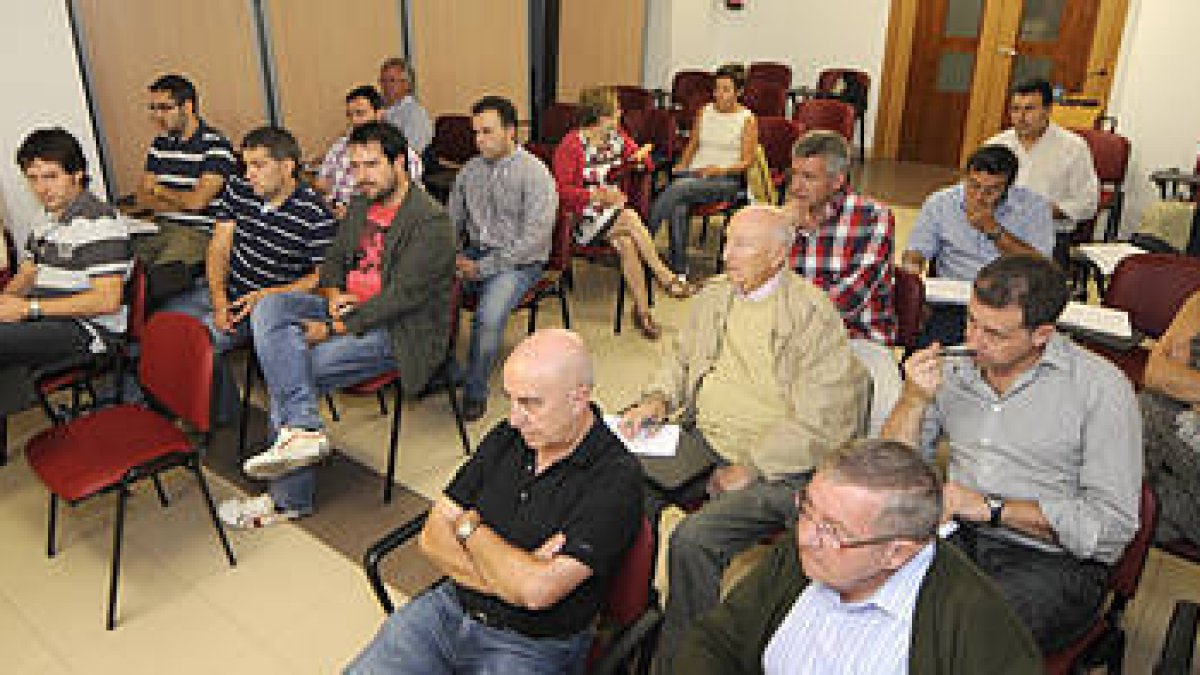 Miembros del Comité y y afiliados al PSOE de Soria durante el foro celebrado en la sede del partido ayer. / V. G-