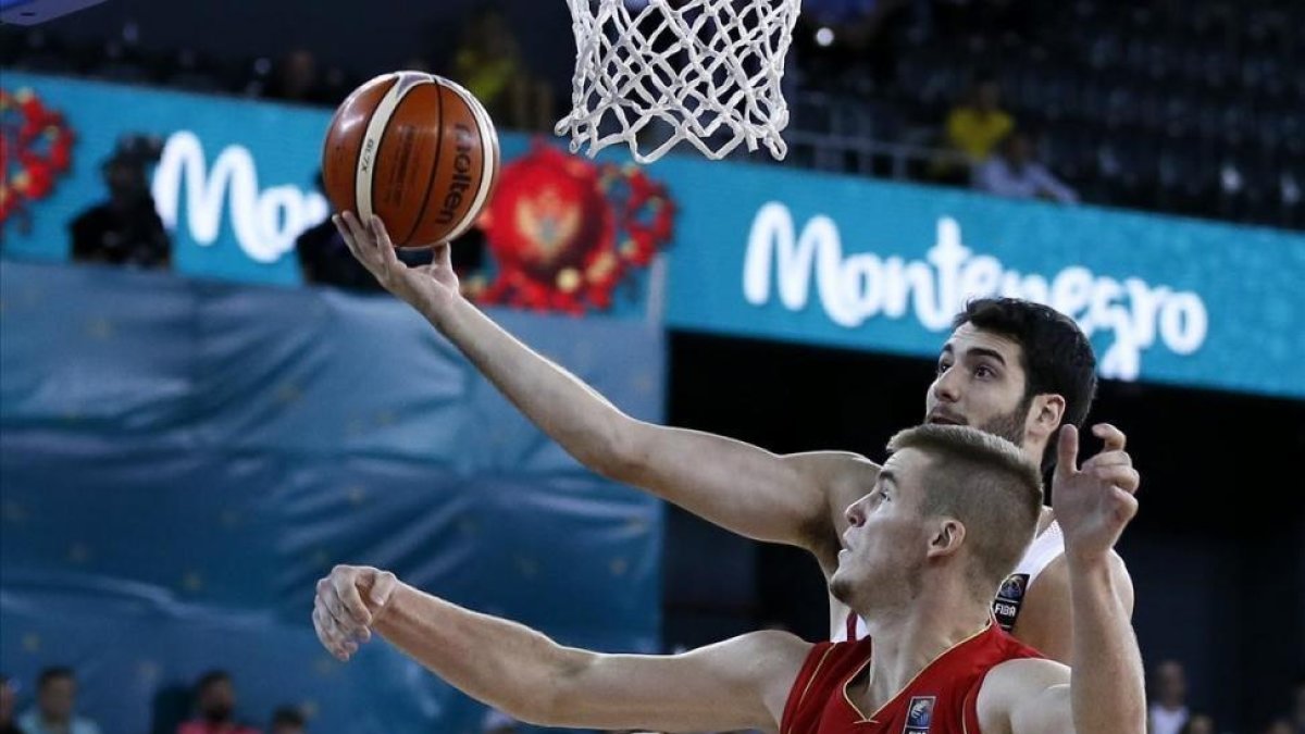 Abrines intenta dejar un bandeja ante el montenegrino Radoncic-ROBERT GHEMENT (EFE)
