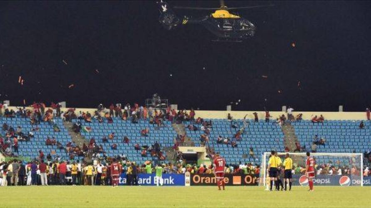 Un helicóptero de la Policía sobrevuela el estadio de Malabo entre una lluvia de objetos.-Foto: AFP / ISSOUF SANOGO