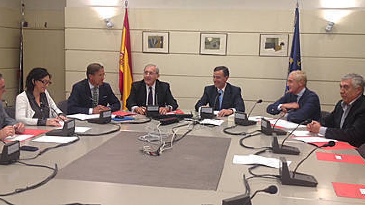 Pardo, tercero por la derecha, en la tarde de ayer en el Senado. / DIPUTACIÓN-