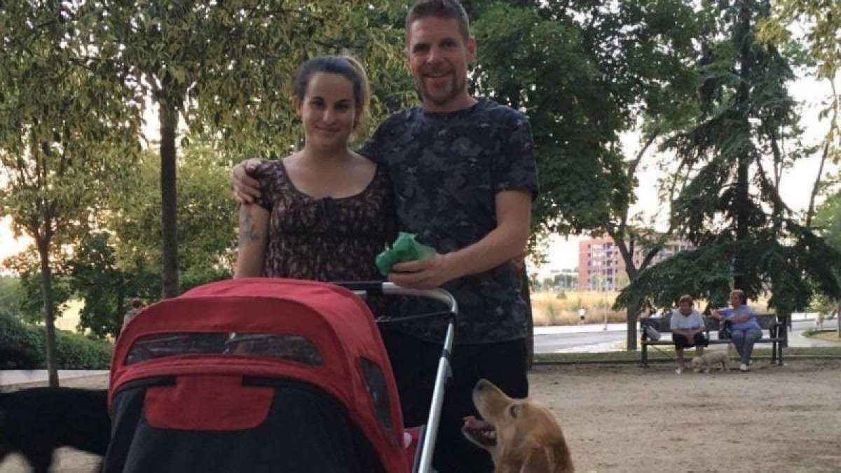 La familia Javierre Hernández, junto a su hijo Lobo.-CHANGE.ORG