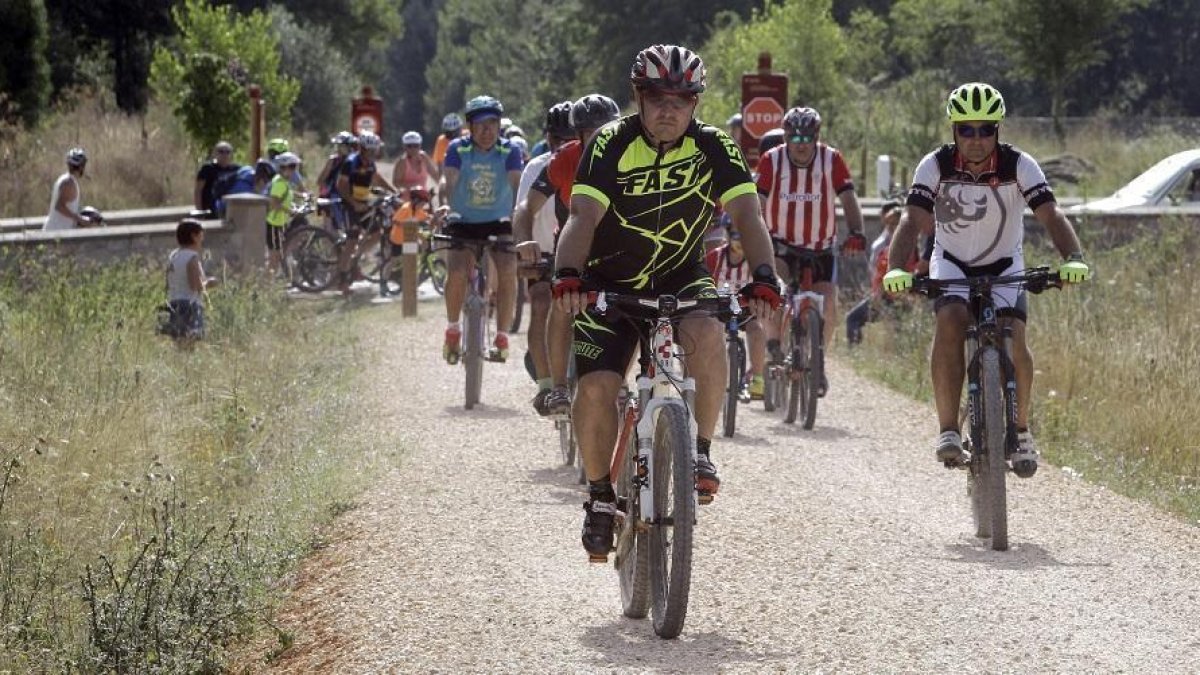 Un nutrido pelotón vuelve a llenar de vía el trazado de la antigua Santander–Mediterráneo a la altura de Ocenilla en una jornada de ciclismo festivo.-- VALENTÍN GUISANDE