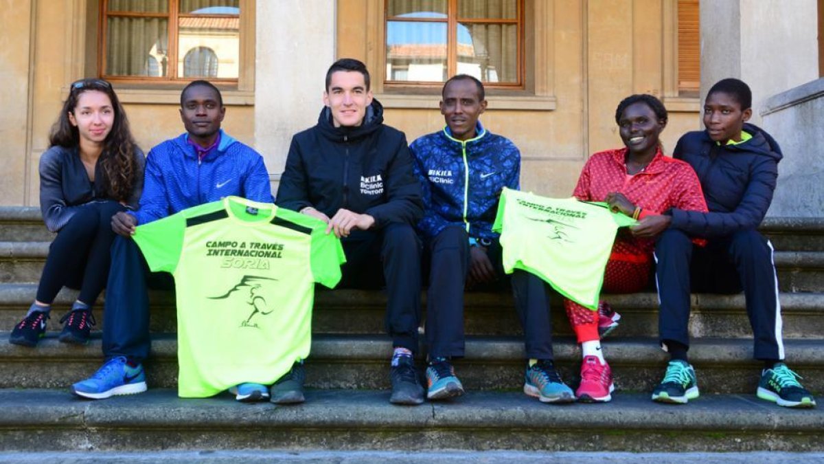 Sofía Ennaoui, Timothy Toroitich, Daniel Mateu, Aelemayehu Bezabeh, Juliet Chekwel y Alice Aprot durante la presentación del Cross de Soria.-ÁLVARO MARTINEZ