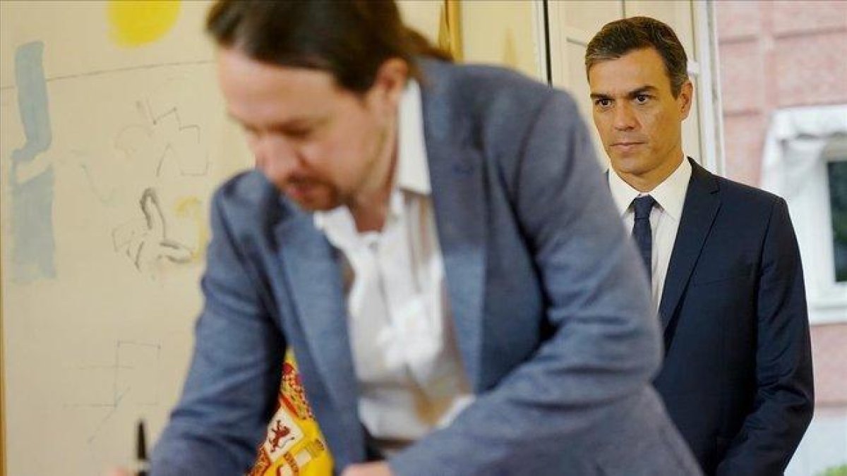 Sánchez e Iglesias firman el pacto presupuestario en la Moncloa.-JOSE LUIS ROCA