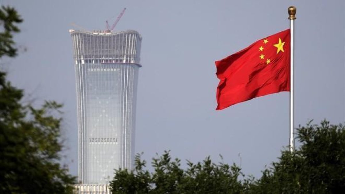 La bandera china en la plaza de Tiananmen.-AP / ANDY WONG