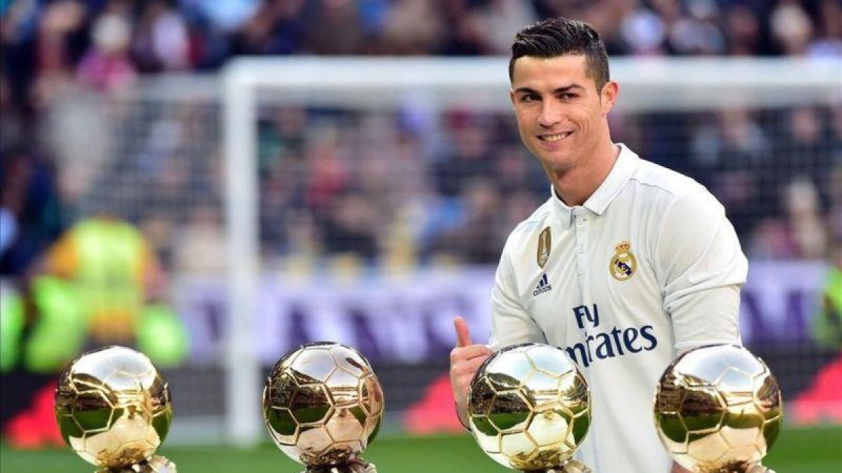 Cristiano, durante el acto en el que ofreció el cuarto Balón a Oro a la afición madridista.-AFP / GERARD JULIEN