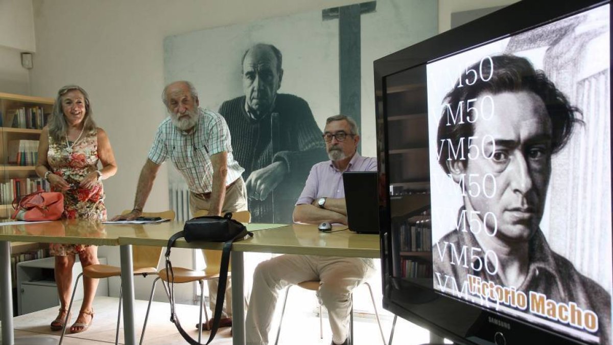 La vicepresidenta de la Asociación de Amigos de la Fundación Díaz Caneja , May Chaparro, el presidente, Luis Alonso y el secretario, Enrique Delgado, presentan las acciones previstas con motivo del quincuagésimo aniversario del fallecimiento del escultor -Ical