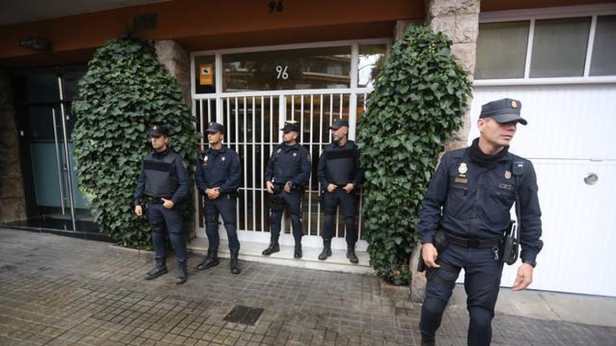 Agentes de la Policía Nacional ante la casa de Jordi Pujol Soley, en General Mitre.-DANNY CAMINAL