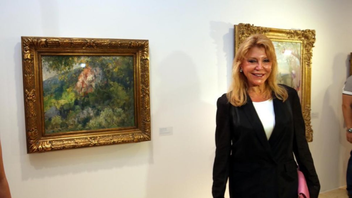 La baronesa Carmen Thyssen, en una de sus exposiciones, en Sant Feliu de Guíxols.-ICONNA / JOAN CASTRO